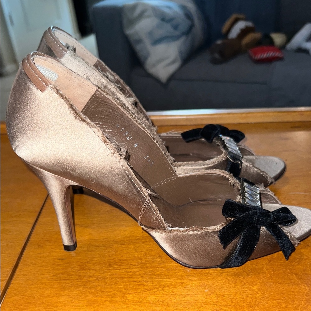 Pedro Garcia Crystal Satin Black and Tan Peep-Toe Heels w/Velvet Bows - Sz. 39.5 - Picture 3 of 9